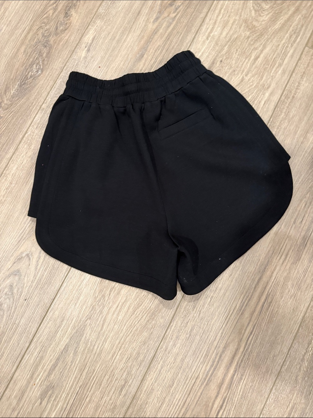 Varley (Never Worn) “Atrium” Drawstring Shorts w/ Pockets - Picture 4 of 4